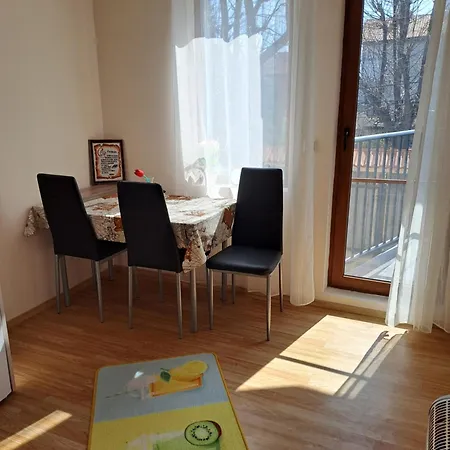 уютен при нели *